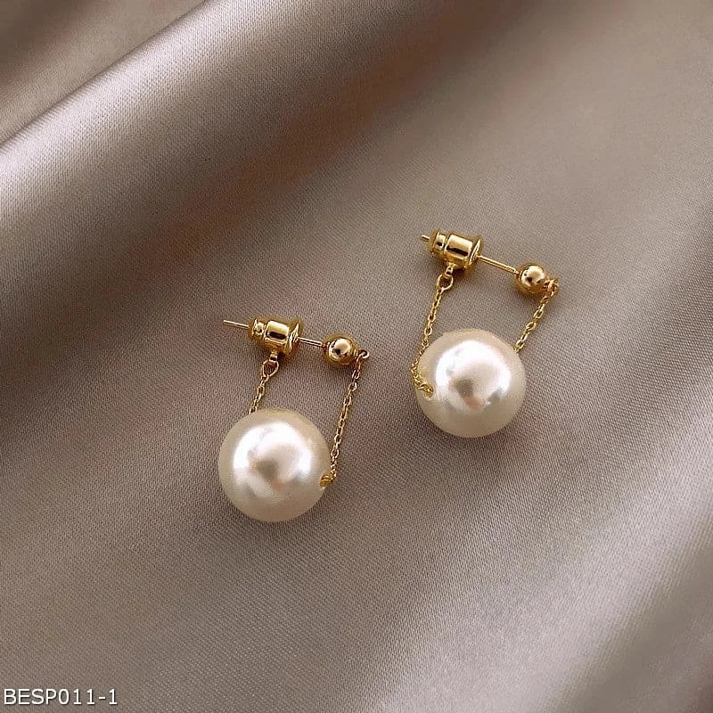 Minimalist pearl earrings