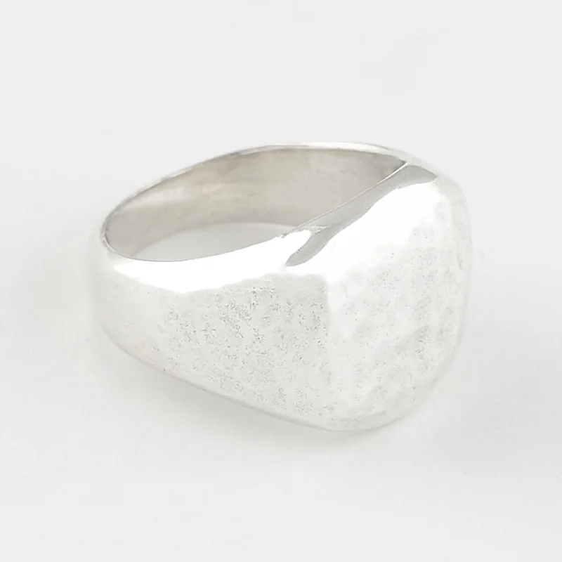 Bold Martelée Signet Ring in Silver